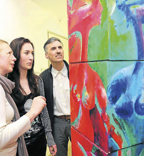 Foto: Menschen auf einer Kunstausstellung